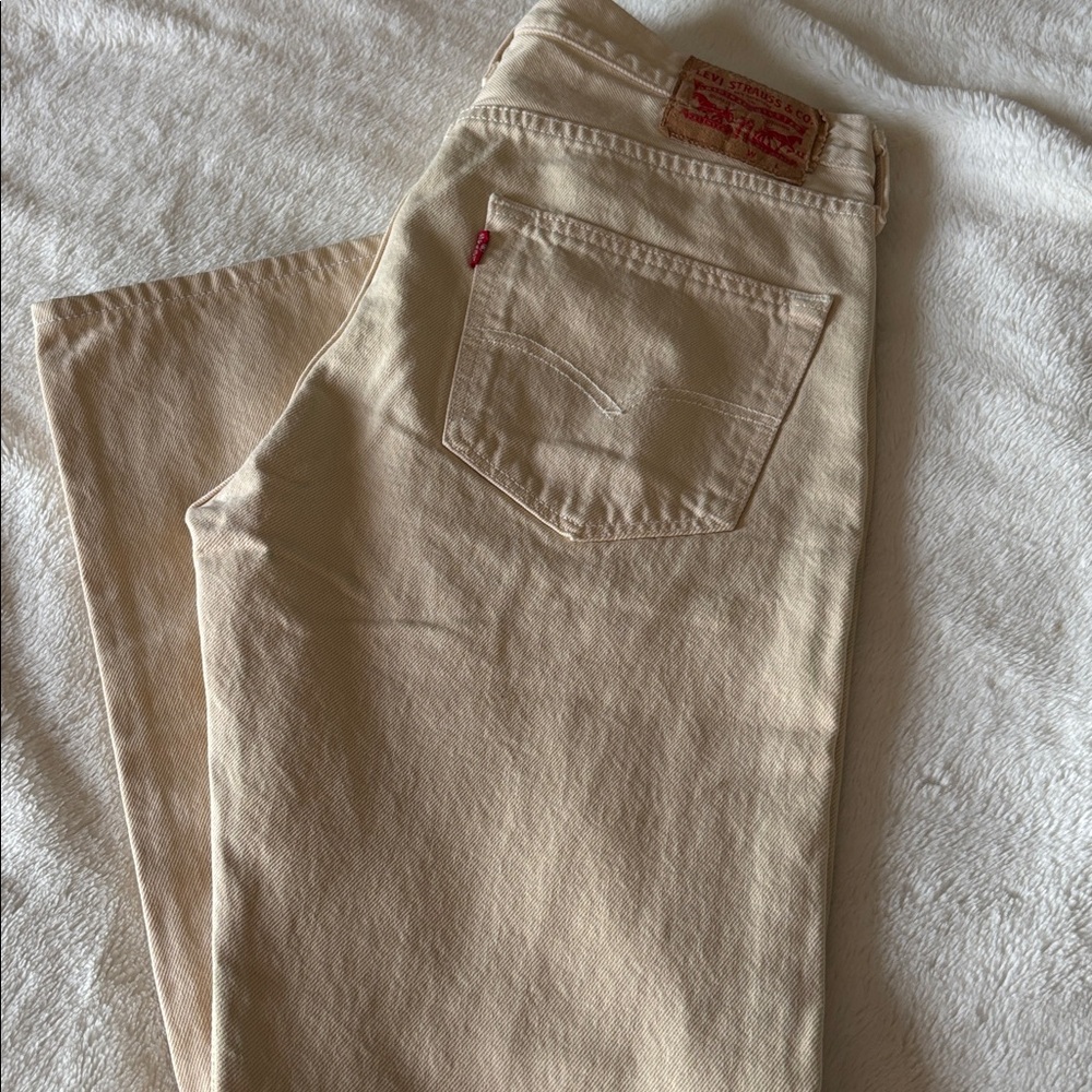 EUC- Levi's Straight Leg Jeans in Beige
Excellent condition!